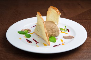 pate beyaz tabakta tost ile