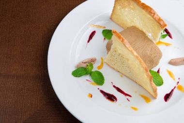 pate beyaz tabakta tost ile