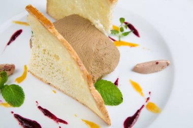 pate beyaz tabakta tost ile