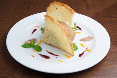 pate beyaz tabakta tost ile