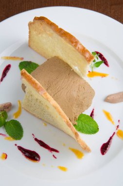 pate beyaz tabakta tost ile