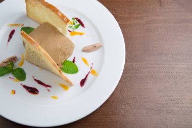 pate beyaz tabakta tost ile