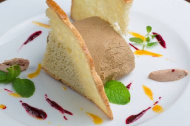 pate beyaz tabakta tost ile