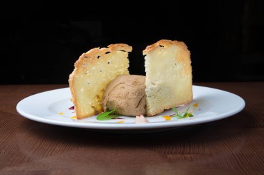 pate beyaz tabakta tost ile