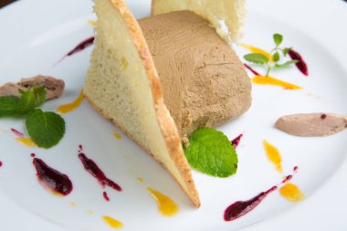 pate beyaz tabakta tost ile