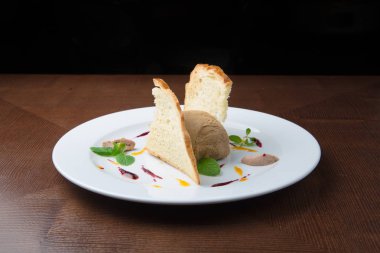 pate beyaz tabakta tost ile