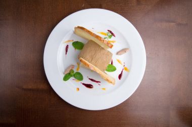 pate beyaz tabakta tost ile