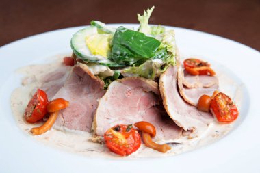 Jambon füme ve sebze ile haşlanmış yumurta