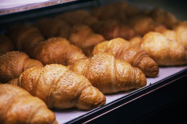 Sadece pişmiş iştah açıcı kruvasan