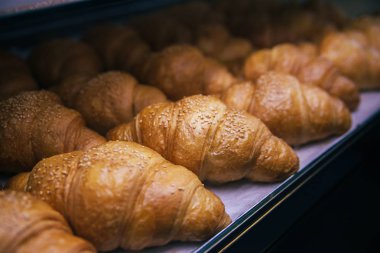 Sadece pişmiş iştah açıcı kruvasan