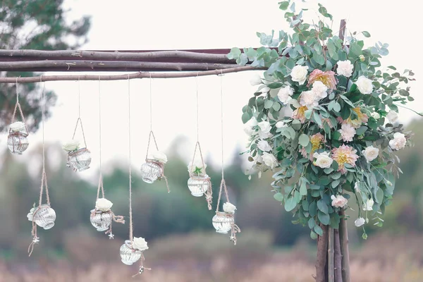 Rustik düğün fotoğraf bölge. El yapımı düğün süslemeleri Photo Booth, ahşap varil ve kutuları, fenerler, bavul ve beyaz çiçekler içerir