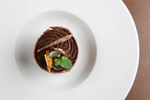 Шоколадный Десерт Белой Тарелке — стоковое фото