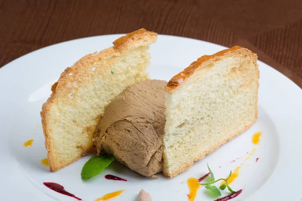 Pastete Mit Toast Auf Weißem Teller — Stockfoto