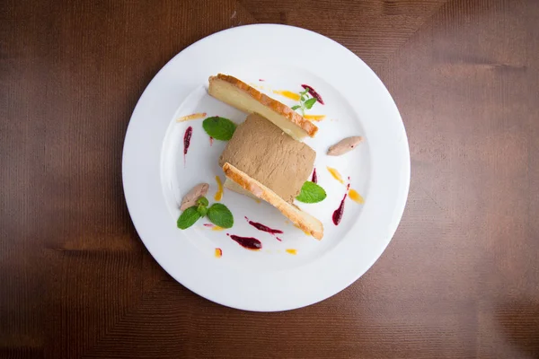 pate beyaz tabakta tost ile