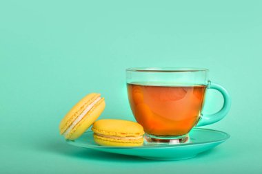 Sarı macaroons ile çay