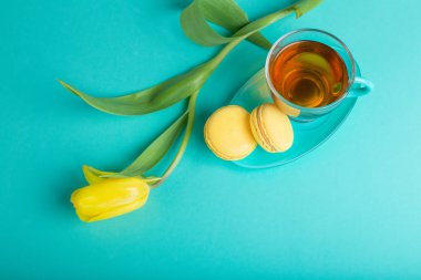 Sarı macaroons ile çay