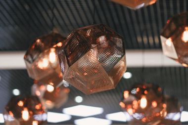 Endüstriyel kolye lamba kaba duvara. Çatı katı iç. Edison ampul.