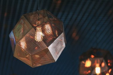 Endüstriyel kolye lamba kaba duvara. Çatı katı iç. Edison ampul.