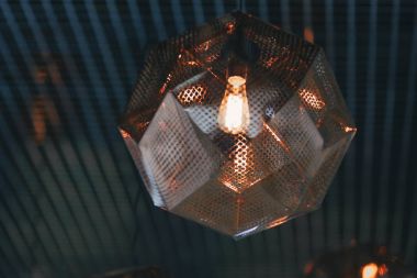 Endüstriyel kolye lamba kaba duvara. Çatı katı iç. Edison ampul.