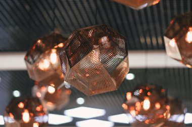 Endüstriyel kolye lamba kaba duvara. Çatı katı iç. Edison ampul.