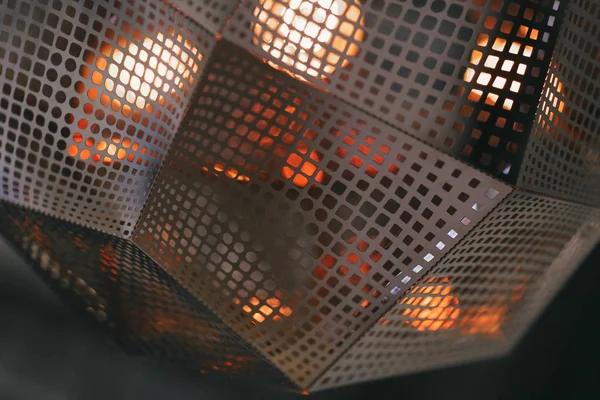 Tegenhanger Van Industriële Lampen Tegen Ruwe Muur Loft Interieur Edison — Stockfoto