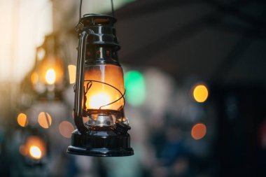 Şehrin sokaklarında eski lambalar