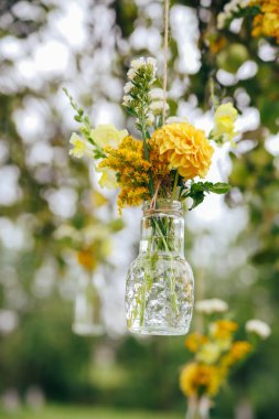 Ayçiçeği ve rustik dekorasyonu ile sarı blum çiçekler