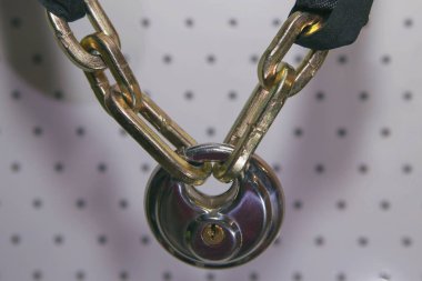 Arka plan üzerinde bisiklet kilidi