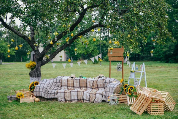 Yeşil Ahşap sarı çiçekler photo Zone'a rustik süslemeleri ile 