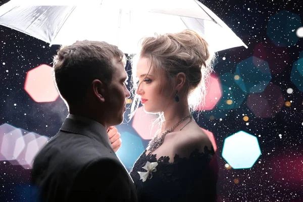 Mooie Paar Man Met Vrouw Met Witte Paraplu Flash Verlichting — Stockfoto
