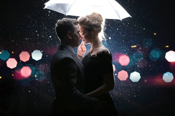 Bonito Casal Homem Com Mulher Com Guarda Chuva Branco Luzes — Fotografia de Stock