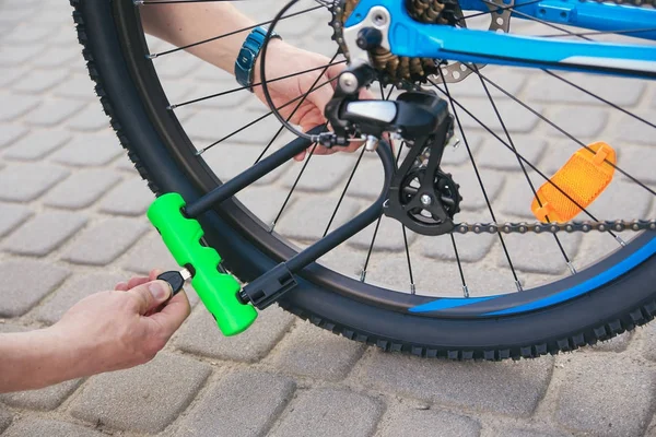 Bicicleta Bloqueo Chica Con Candado Bicicleta —  Fotos de Stock