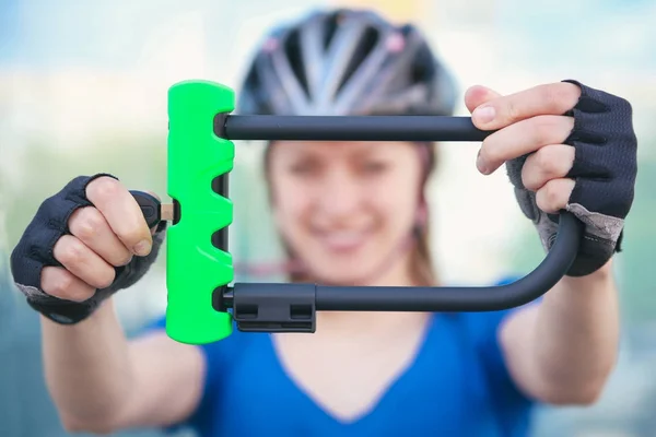 Fille Avec Cadenas Vélo — Photo