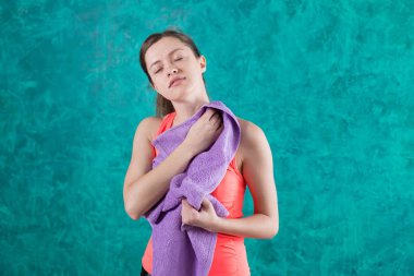 havlu mavi bir arka plan ile sportif bir genç kadının portresi