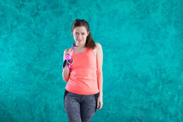 Fitness kavramı. Sağlıklı bir yaşam tarzı. İp atlama ile atlama genç ince kadın