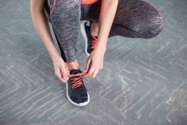  kızların bacaklarına spor ayakkabı ve ahşap arka plan üzerinde halter