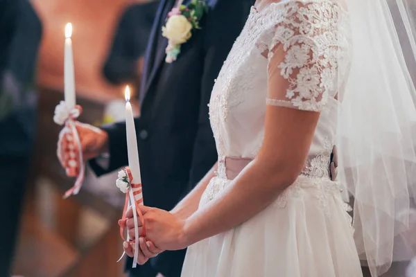 Mum kilisede düğün töreninde. El yakın çekim vurdu