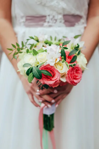 Krásná Nevěsta Drží Svatební Barevnou Kytici Krása Barevných Květin Banda — Stock fotografie