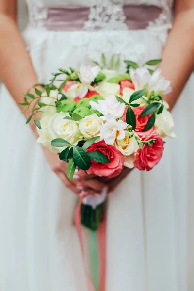 Красивая Невеста Держит Свадебный Красочный Букет Красота Цветных Цветов Крупный — стоковое фото