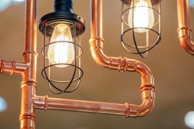 Vintage edison ışık lambaları ve cooper metal tüp konstrüksiyon