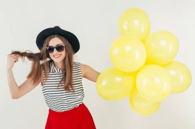 Sarı balon ile genç güzel kadın