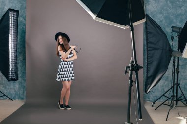 Güzel moda olan kadın moda makyaj siyah şapka ve gözlük Studio gri arka plan üzerinde. Modeli şık gözlük takıyor kameraya bakıyor. Kadın moda, güzellik kavramı. 