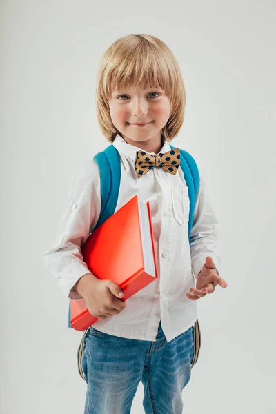 Portret Van Gelukkig Schooljongen Met Boeken Appel Geïsoleerd Een Witte — Stockfoto
