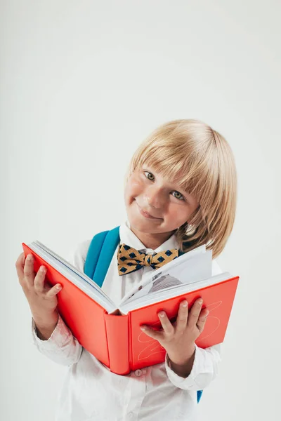 本とアップルは 白い背景で隔離の幸せな少年の肖像画 分離されました 学校幼稚園 — ストック写真