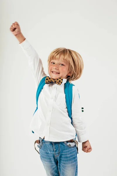 Escuela Niño Mochila Niño Pequeño Vestido Con Pajarita Alegre Niño — Foto de Stock