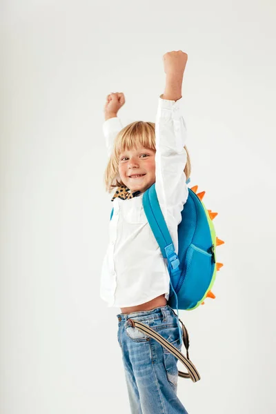 Scuola Ragazzo Zaino Ragazzino Vestito Con Papillon Ragazzino Sorridente Allegro — Foto Stock