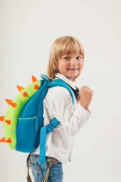 Σχολείο Παιδί Σακίδιο Μικρό Αγόρι Ντυμένος Παπιγιόν Χαρούμενο Χαμογελαστό Μικρό — Φωτογραφία Αρχείου