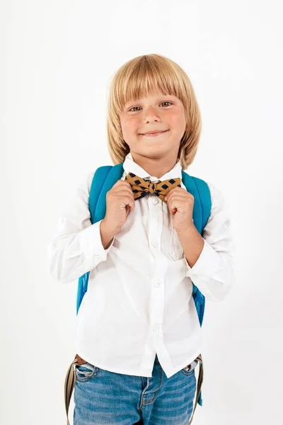 Scuola Ragazzo Zaino Ragazzino Vestito Con Papillon Ragazzino Sorridente Allegro — Foto Stock