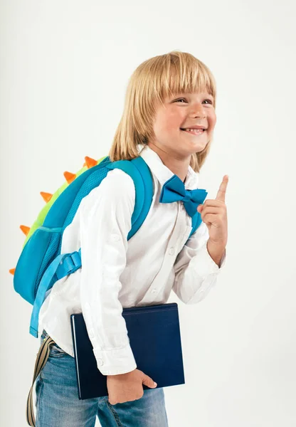Portret Szczęśliwy Uczniak Książek Apple Białym Tle Edukacji Białym Tle — Zdjęcie stockowe