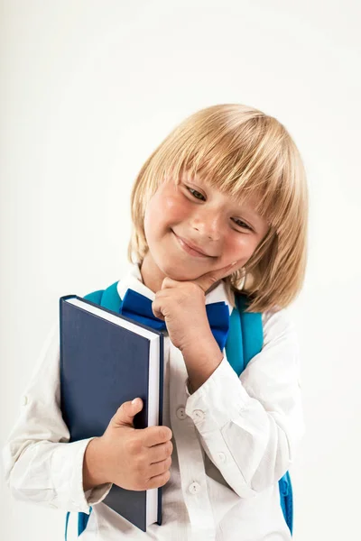 Portret Van Gelukkig Schooljongen Met Boeken Appel Geïsoleerd Een Witte — Stockfoto